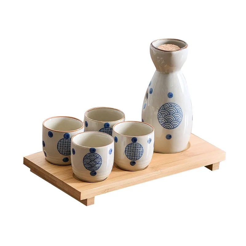 Japansk vågstil keramisk skulluppsättning dricksvaror för fyra handgjorda blå och vita seigaiha mönster vin gåva med bambu serveringsfack