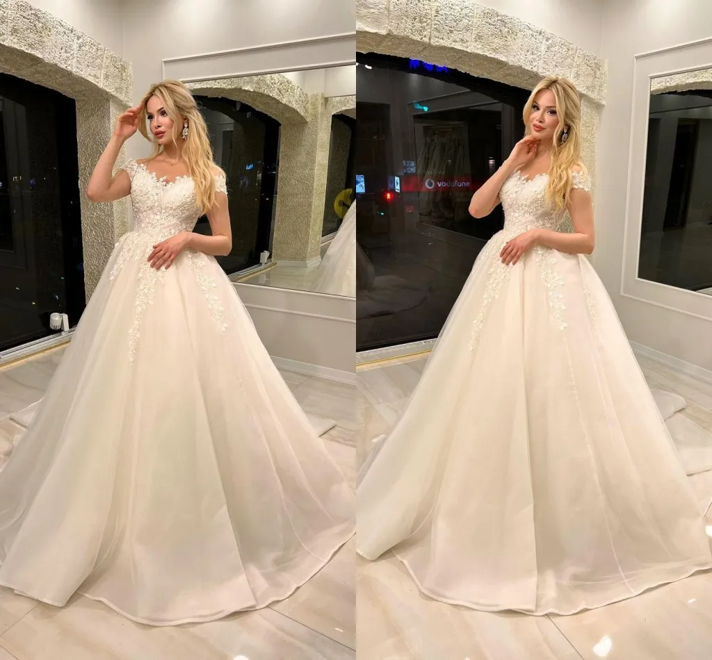 Abiti da sposa eleganti in pizzo taglie forti con linea A per la sposa con spalle scoperte Applique maniche corte pieghe in organza Sweep Train Abiti da sposa per la festa di nozze su misura