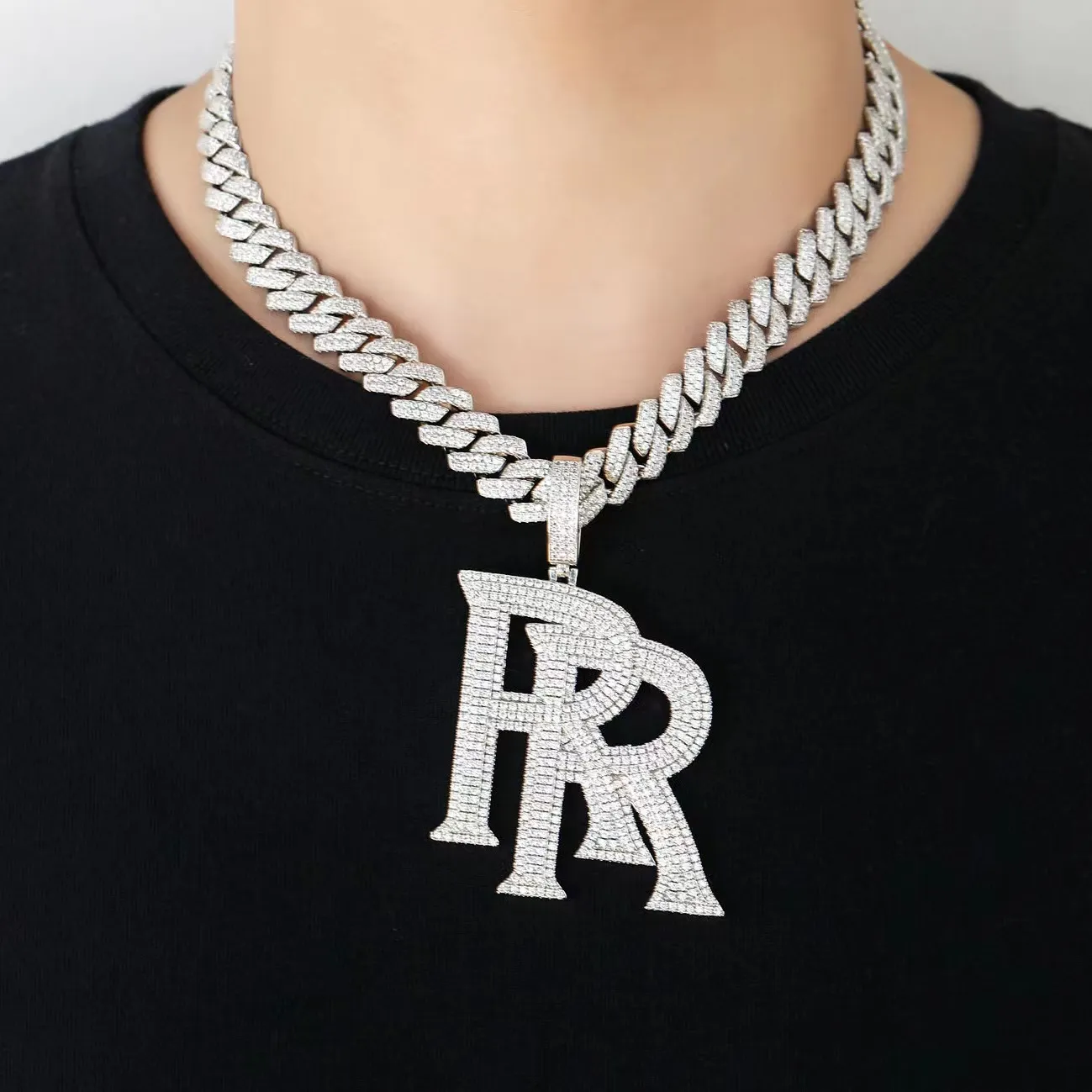 Colgante con el logotipo de Rolls Royce doble R de diamantes completos europeos y americanos con collar de letras para hombres de hip-hop con incrustaciones de cobre y galvanoplastia de oro genuino