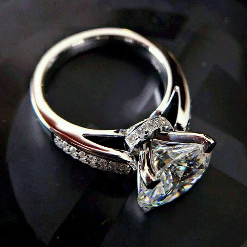 Anello solitario Huitan Classico anello di fidanzamento nuziale per le donne Brillante zirconi cristallo proposta anello anniversario regalo gioielli 231116