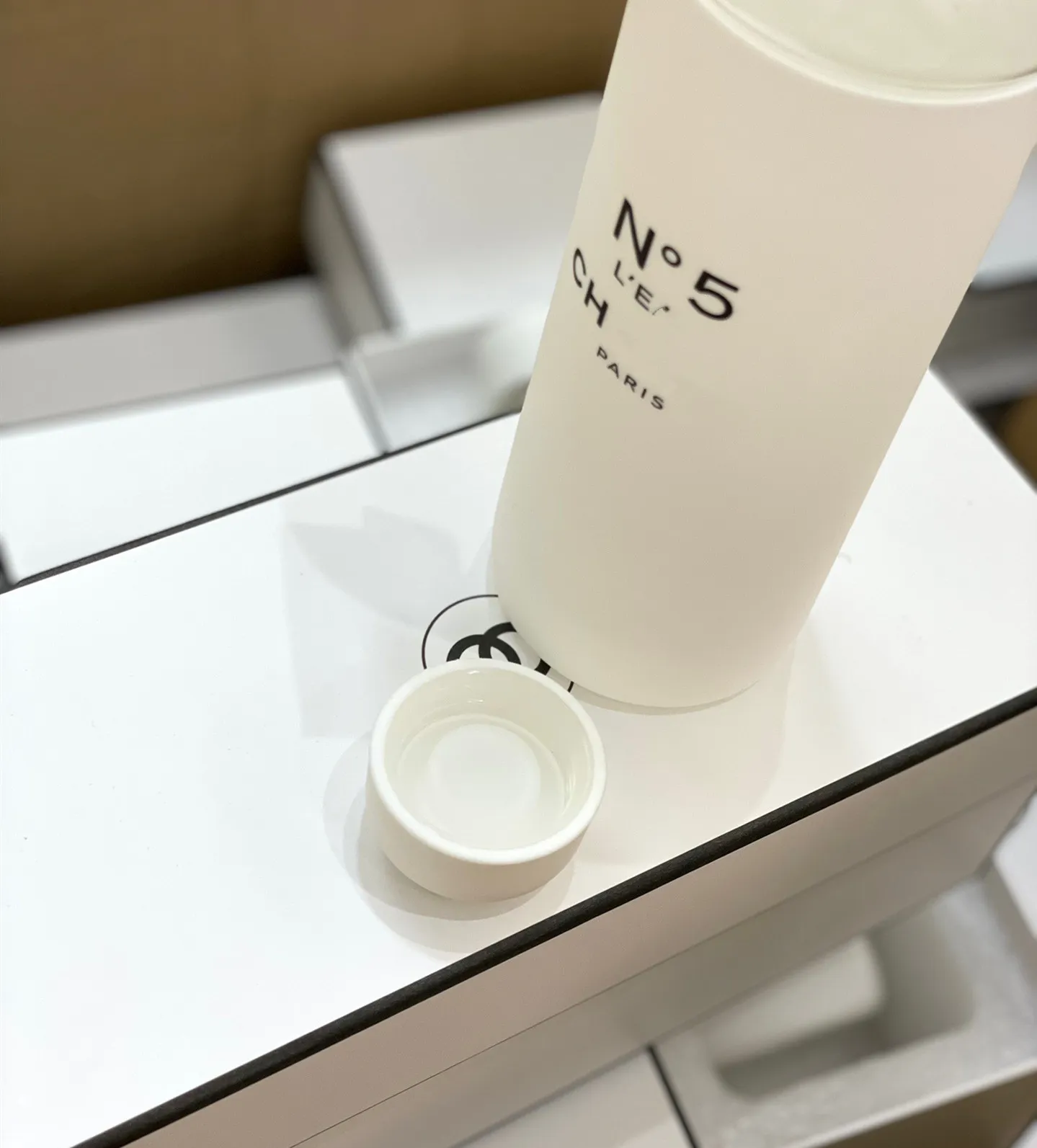 White minimalist designer water cup 5 men`s and women`s summer glass water bottles, fashionable large capacity accompanying cup with gift box