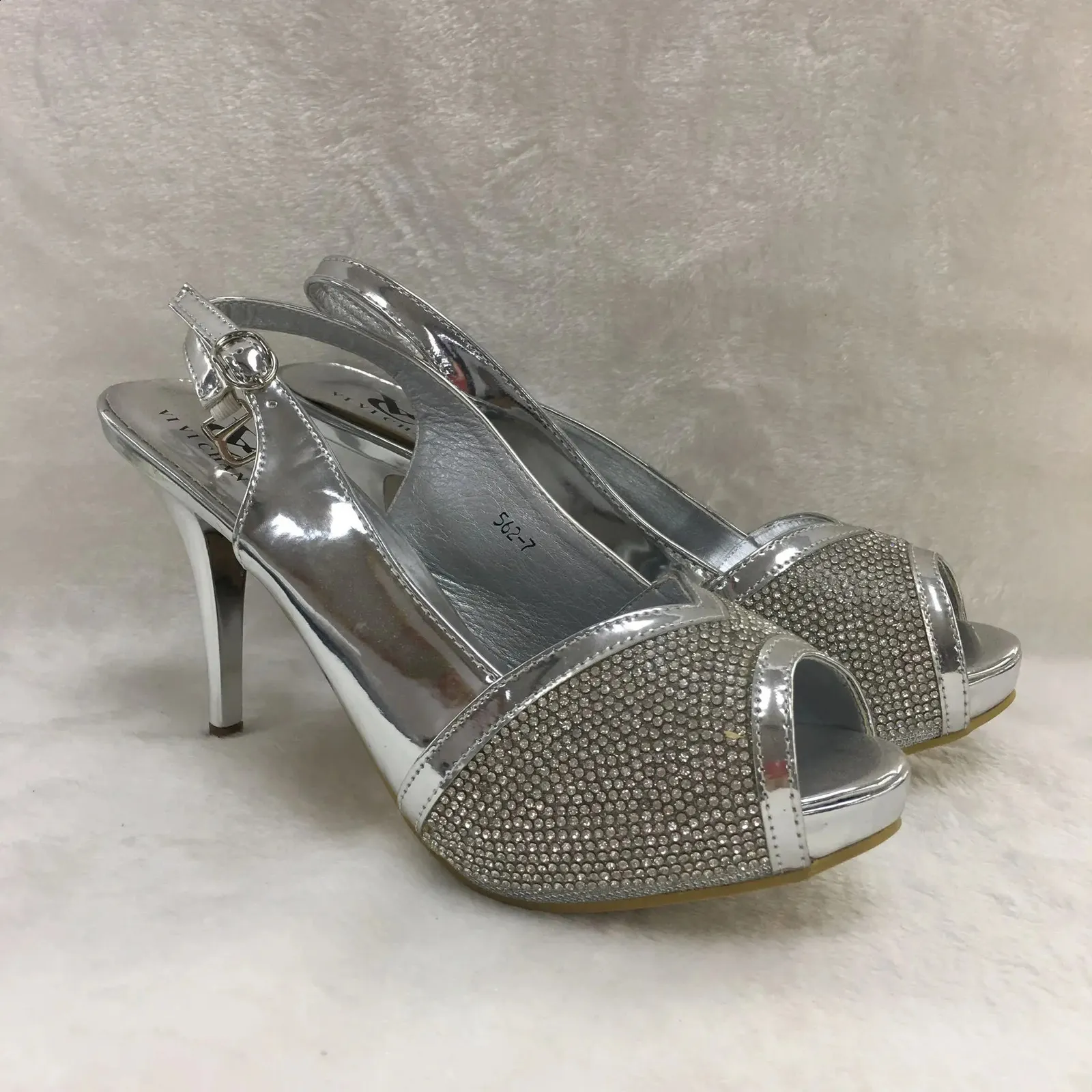 Chaussures habillées Arrivée Sandales des dames avec des talons Slip sur chaussures pour femmes Luxury Elegant italien Sweet Party Pumps with Rhinestone 231116