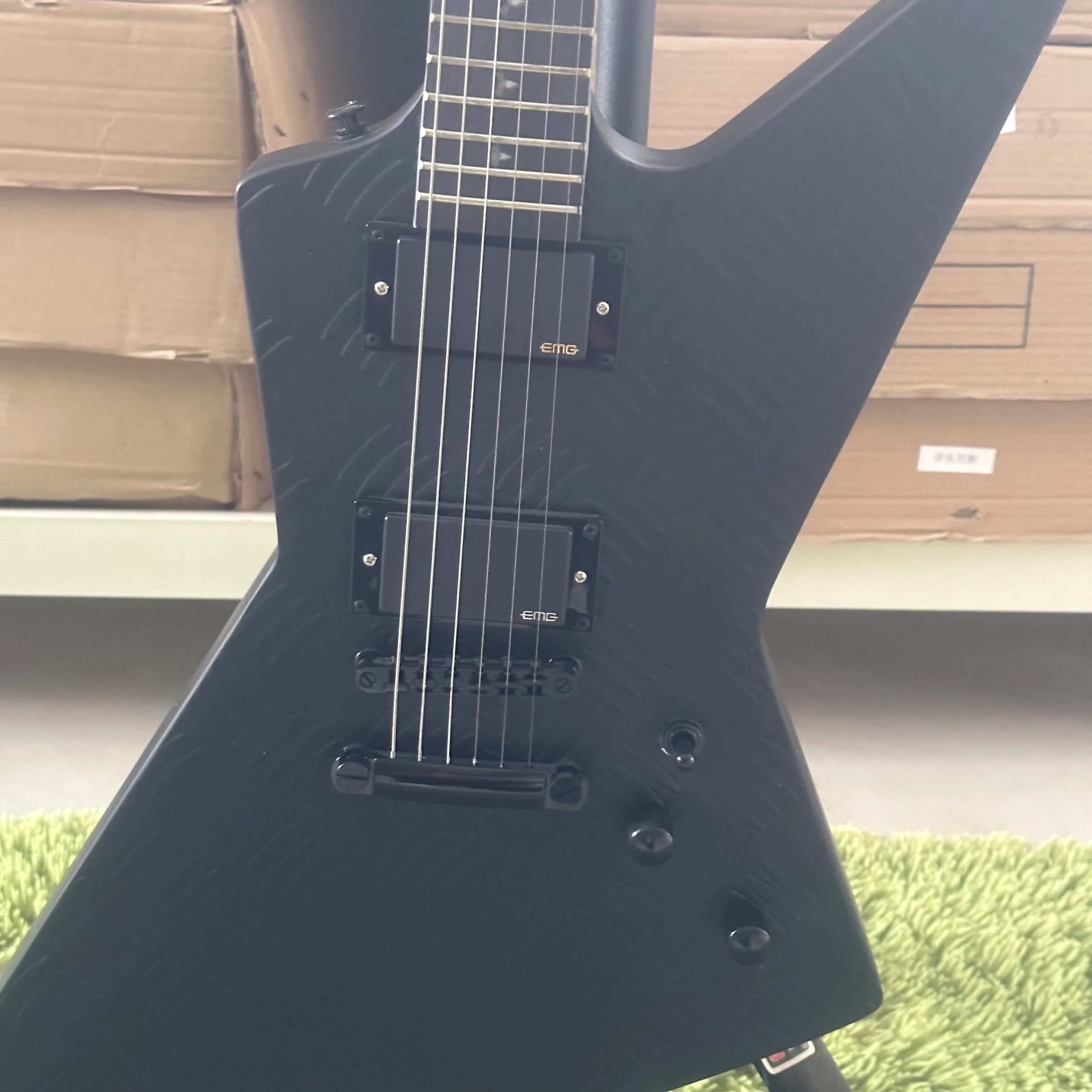 2024 Anpassad version av G-Shape GIS-märke Black Matt Electric Guitar Gratis frakt