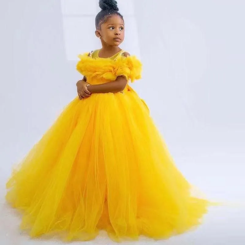 2023 Piękne sukienki z żółtymi kwiatami na wesela klejnot szyi iluzja krótkie rękawy Palek Koraliki Tiul Księżniczka Dzieci urodziny Dziewczyna