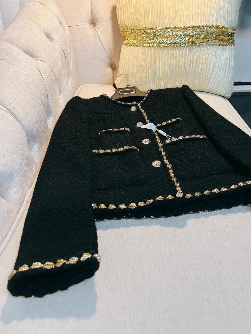 Осень 2023 Черный твидовый жакет контрастного цвета с золотым плетением, 48,9% шерсти, с длинным рукавом, круглым вырезом, двойными карманами, однобортные куртки, верхняя одежда, пальто A3N176660
