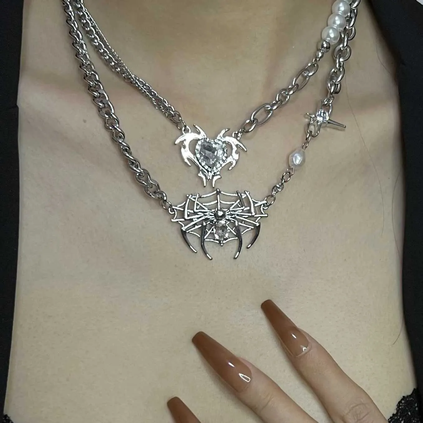 Pendant Necklaces Y2K Spider Web Thorns Love Heart Pendant Necklaces Women Punk Gothic Cool Sweet Rock Insect Crystal Pearl Neck Chains Jewelry Z0417