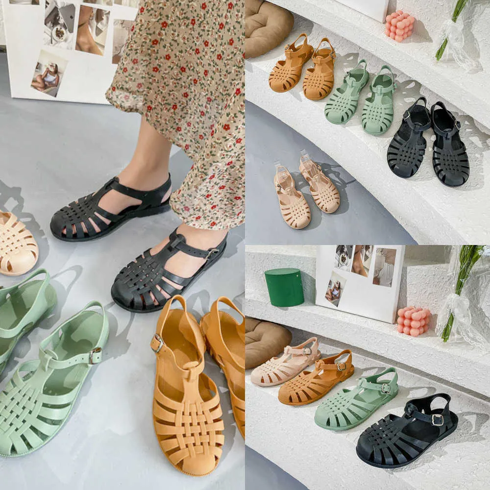 Sandálias verão mulheres sandálias de geléia romana retro plana transparente sandals de praia redonda redonda de dedão casual sapatos de grife 230322