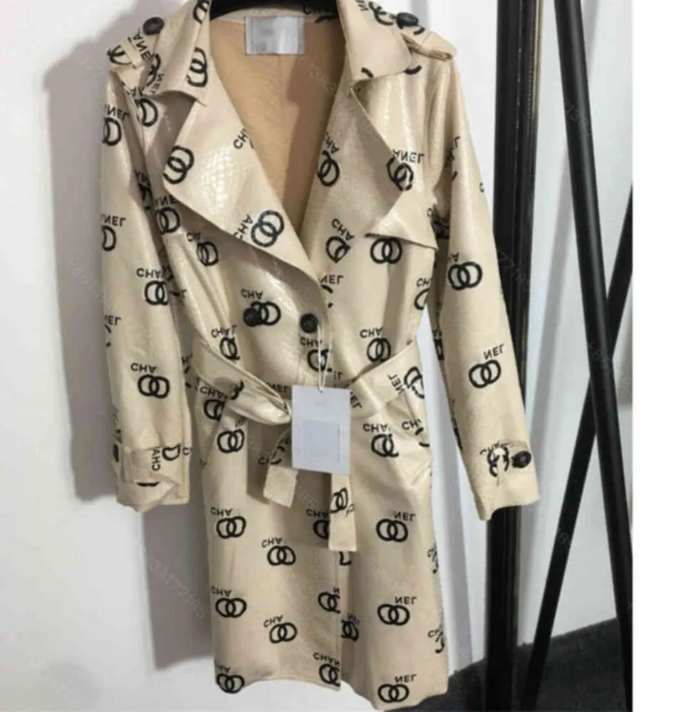 nieuwste ontwerp vrouwen lederen trenchcoat jurk cc afdrukken lange jackers pu chen merk riem taille afslanken dames designer kleding groothandel 33