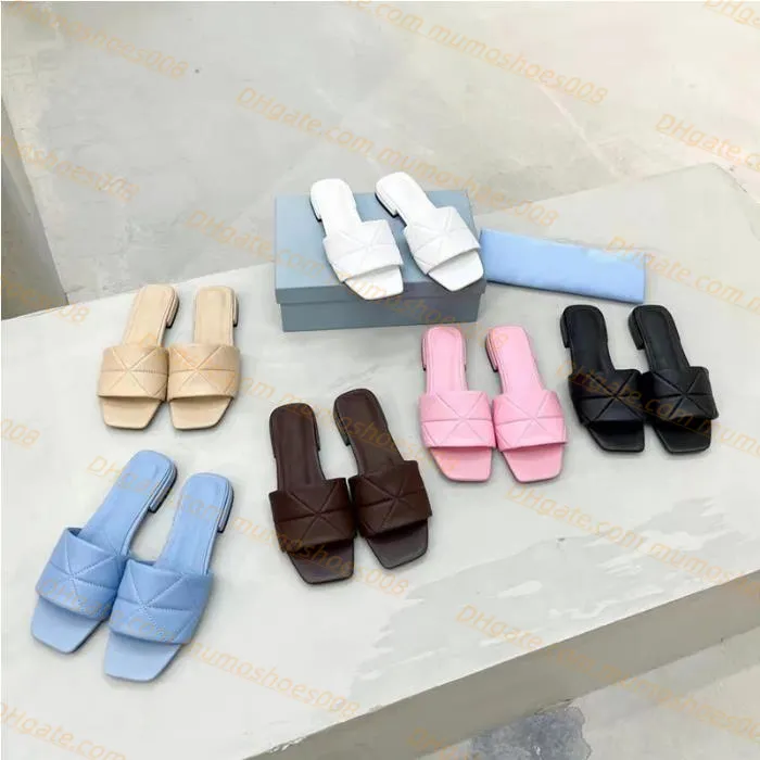 2024 Novos chinelos de luxuros femininos designers bordados de sandália Sliders Sliders Triângulo Sapso de slides Flips home chinelos de verão sandale masculina sapatos planos de couro salto