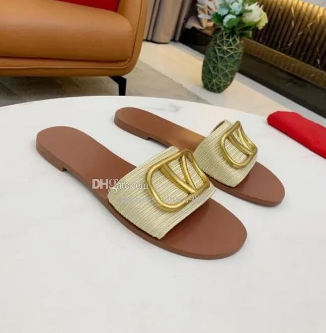 Klassische Version von Damenhausschuhen mit offenen Absätzen und flachen Sandalen, die mit kleinen Metallstreifen aus Nappaleder gewebt sind, luxuriöse flache Flip-Flops für den Strand, einzelne Schuhbänder.