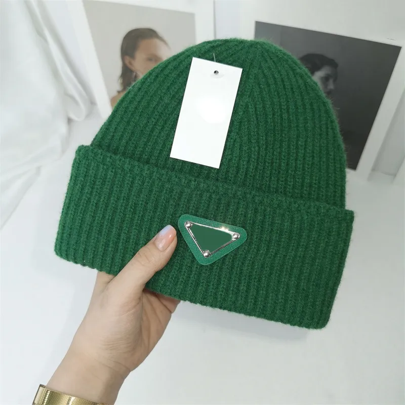 Tasarımcı Örgü Yünlü Kelepçeli Beanie Kafatası Kapakları Erkekler İçin Kadınlar İçin UNISEX Moda Lüks Kış Bahar Sonbahar Sonbahar Düz Bonnetler Sıradan Katı Kubbe Beanes Koyu Yeşil