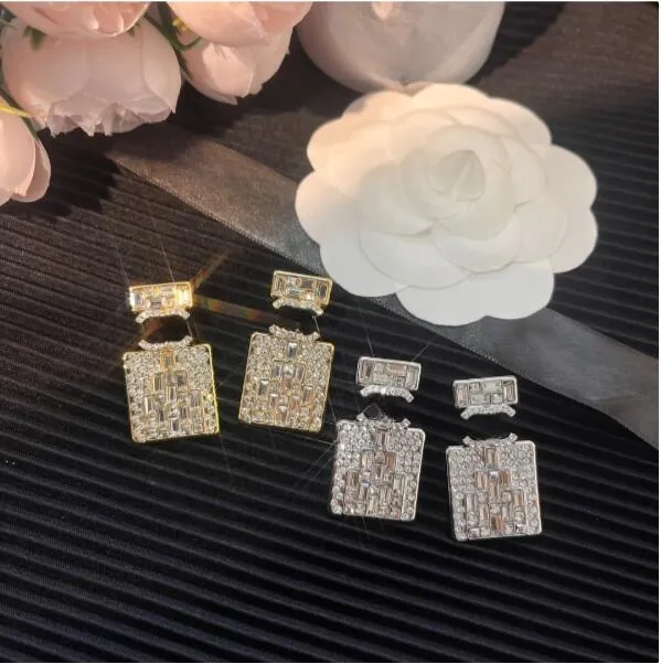 Ottone Rame Ciondola Stud Oro reale placcato Argento Designer di marca di lusso Lettere Bottiglia di profumo Donne famose Orecchini di strass di cristallo Festa di nozze Jewerlry A916