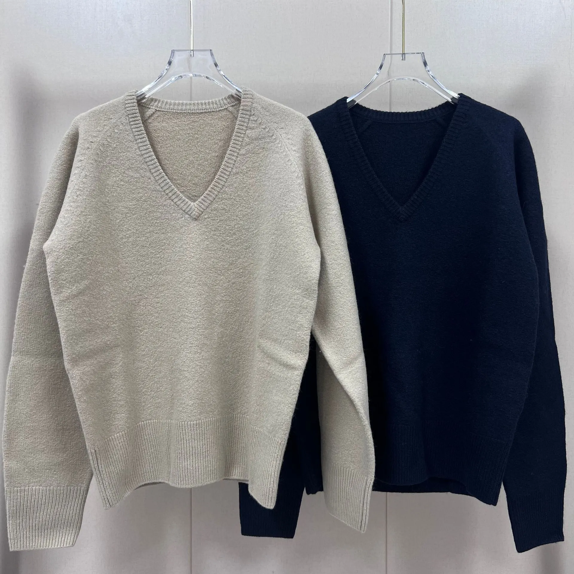Toteme Women's Wool V-Neck Pulloverニットトップセーター