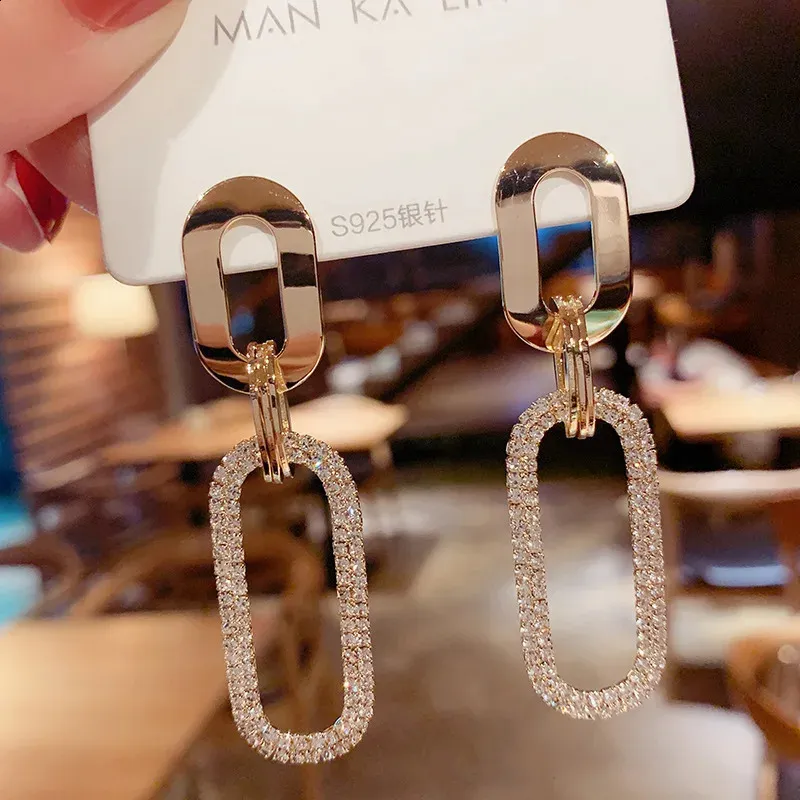 Studkvinnorörhängen Koreanska studörhängen för kvinnor Vintage Pearl Damle Drop Gold Earring Set Trend Earings Female Jewelry 231116