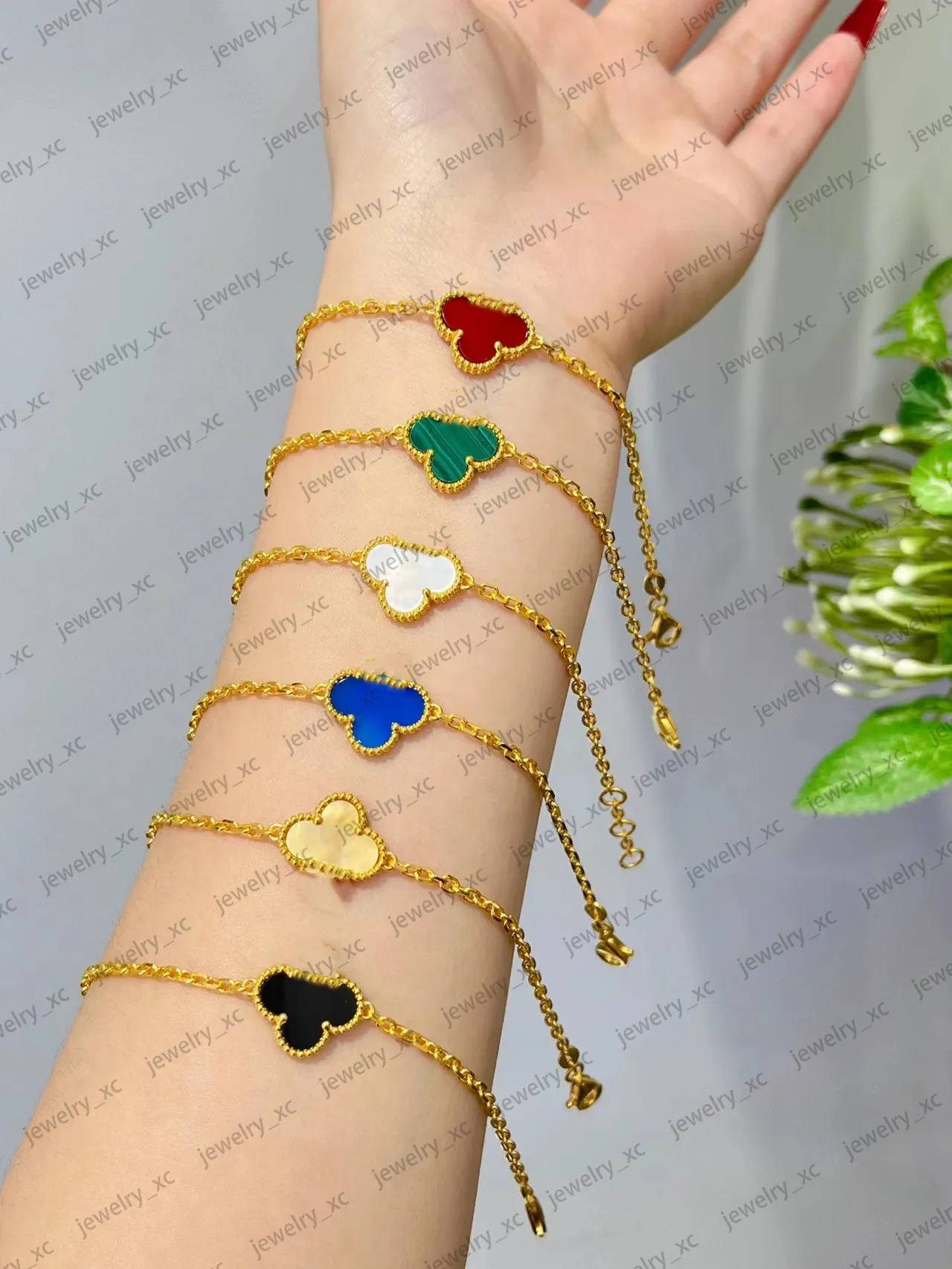 Four Leaf Grass Complete Designer 18k Bracelet Fashionable Charm Girl Gold Agate Shell Mother of Pearl Brand Bracelet Wedding Party Jewelry
