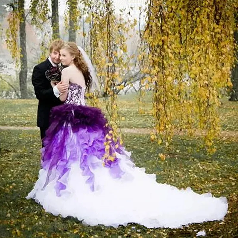 Vestido de novia blanco y morado de campo Organza con gradas Una l nea de vestidos de novia largos Volver con cordones Sin tirantes Sin mangas Jard n