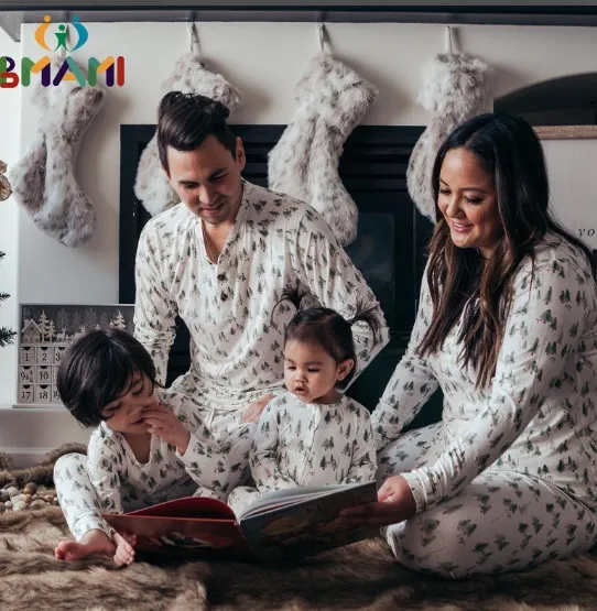 Familjsmatchande kläder White Christmas Leaf Print Mönster Förälder barnkläder Set långärmad toppar byxor xmas pajamas 230914