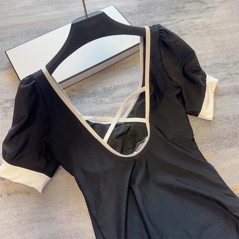 Lyxdesigner Swimsuit P helt ny badkläder kvinnor bodysuit sexig baddräkter för flickor stilfulla damer strandkläder simning kostym