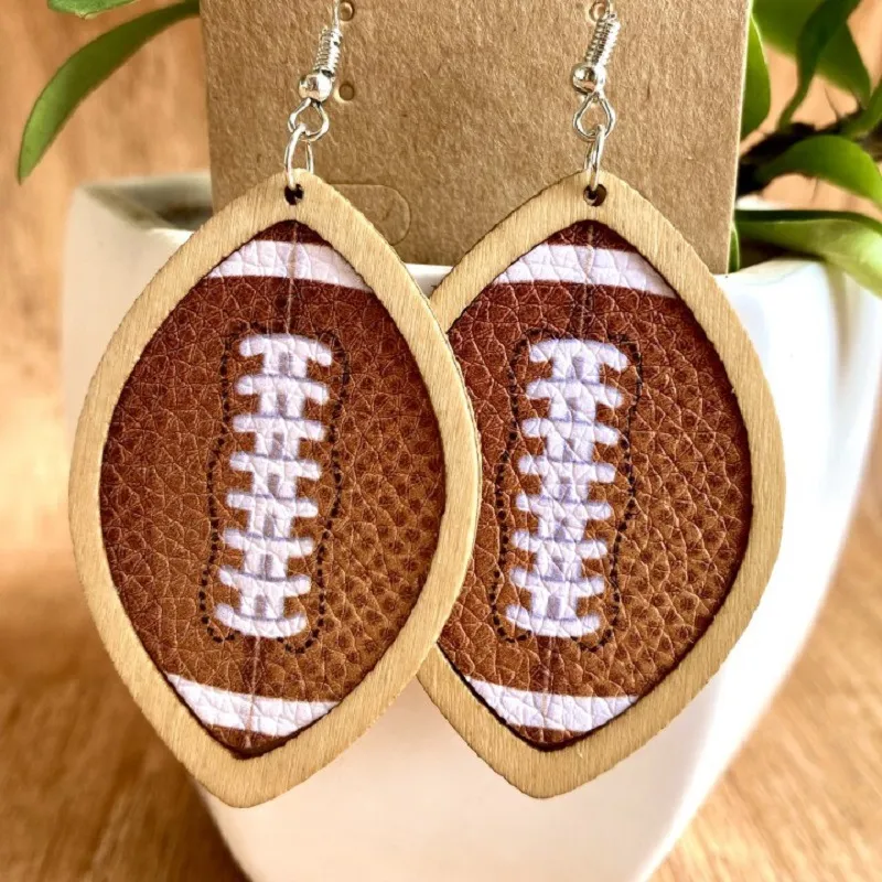 Orecchini pendenti in pelle PU in legno a forma di palla da tifoso sportivo Orecchini pendenti da football americano per le donne all'ingrosso