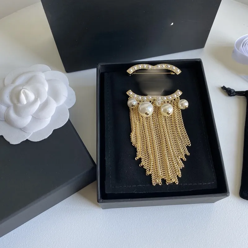 Luxury Brosch Designer Högkvalitativ C Letter Brosch Pins Fashion Sliver Pin Brooche Jewelry For Women Män unisex Gold Broschs gifter sig med bröllopsfest för gåvor