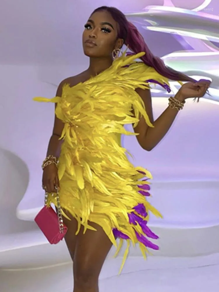 Robes décontractées femmes été luxe Sexy une épaule plume jaune Mini robe moulante 2023 élégante soirée Club fête