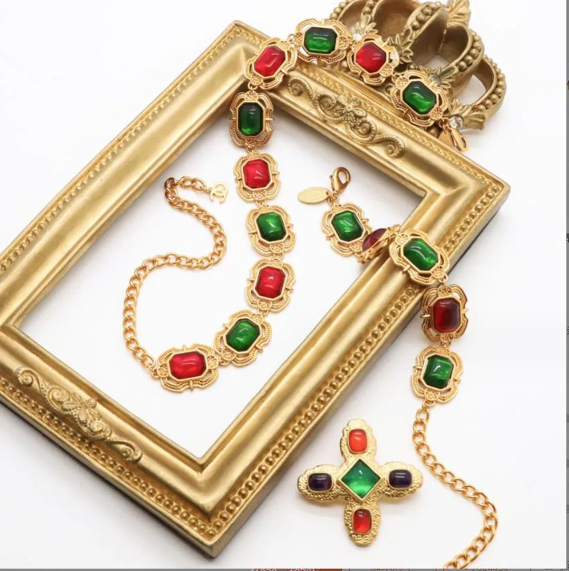 Halsketten mit Anhänger Hochwertiges, luxuriöses Glas-Retro-Gold-Set für Damen mit Halskette, Armband und Brosche