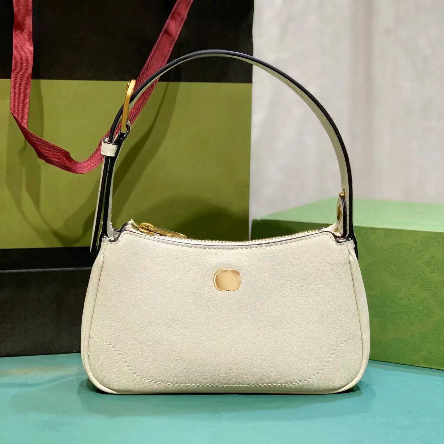 Side sales hand purse