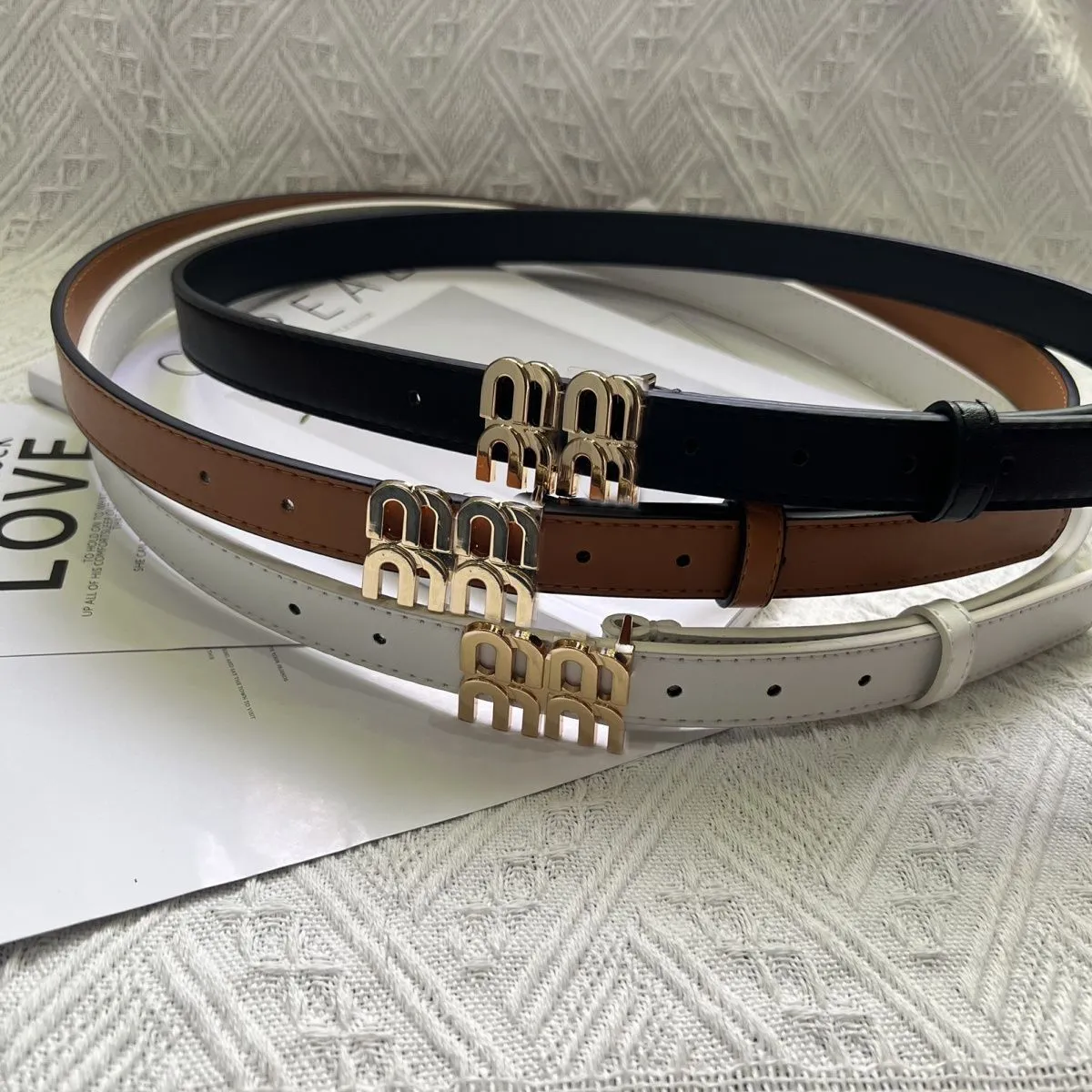 Ceintures en cuir de luxe pour femmes hommes mode polyvalent minimaliste or lisse MU lettres boucle mince ceinture dame ceinture ceinture