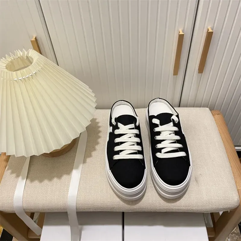 2023 Designer Nya tjocka Bottom Casual Shoes Flat Small White Shoes Light Luxury Half Drag Designer Shoes Canvas Women Four Colors Storlek 35-40