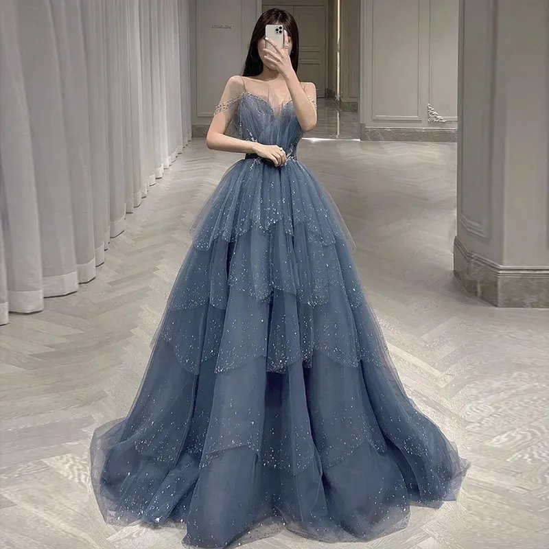 Sparkly Crystal Luxury Blue Celebrity Prom Dress 2024 Women Spaghetti Straps Tiered Long Sequines Pärlor Kväll Formell födelsedagsklänningar Robe de Soiree