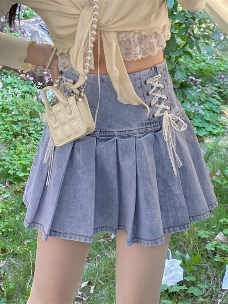 Kjolar houzhou söt denim veckade mini kjol mode kvinnor kawaii hög midja sexig spets bandage a-line jeans kjol för flickor sommar 230418