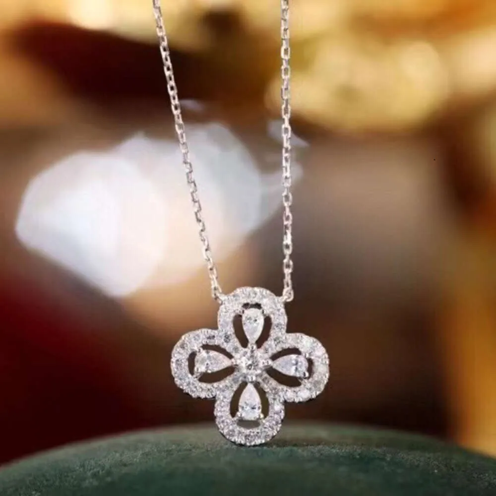 Popular 4 Leaf Clover Pendant Natural Diamonds Women's Jewelry Gold Necklace