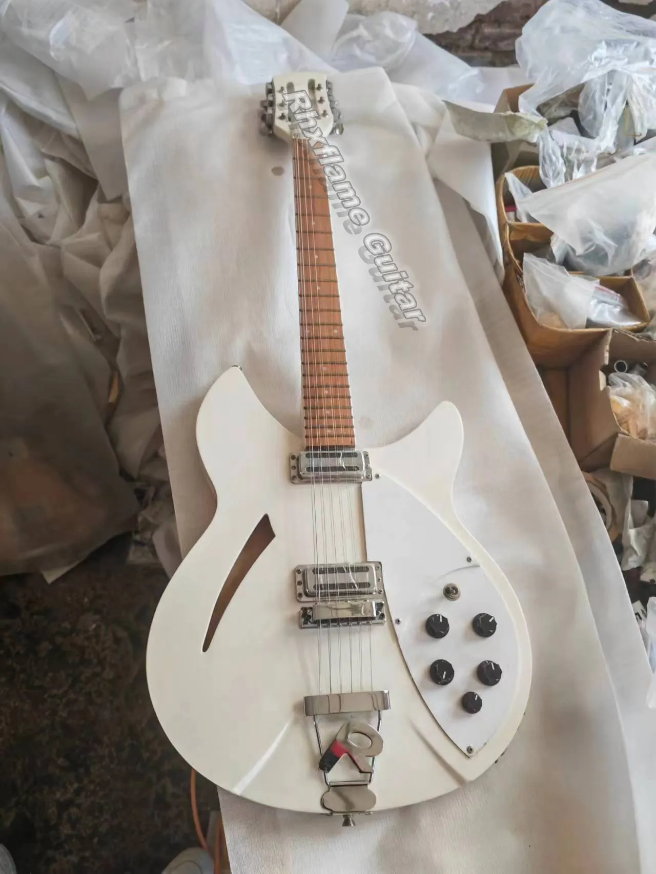 Custom Backer 330 360 12 cordes Blanc Semi Hollow Body Guitare électrique Vernis brillant Touche Pearl Dot Inlay 5 Konbs, deux prises de sortie, Pickguard blanc