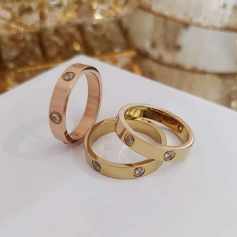 Version coréenne de vente chaude de la même bague en acier titane entièrement à ongles, conception de niche, couple de bague unie en diamant d'eau de luxe léger