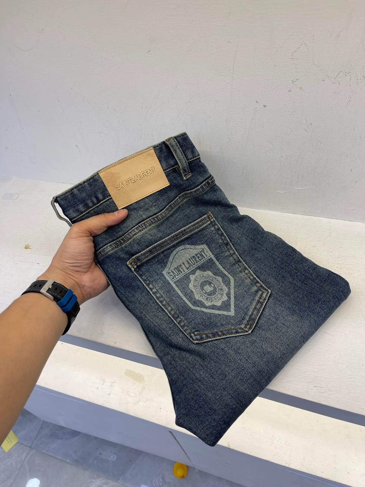 Jeans de créateur de luxe déchirés en détresse pour hommes ~ US TAILLE 29-38 jeans ~ beaux hommes slim moto moto biker causal denim pantalon hip hop jeans