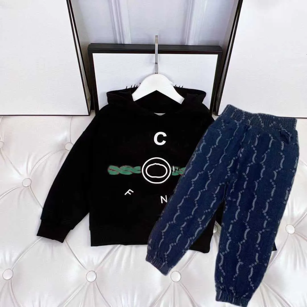 Klasyczne luksusowe designerskie zestawy dziecięcych spodnie T-shirt Płaszcz Jacekt Hoodle Sweter Swet dla dzieci Modna Dzieci Bawełniana odzież