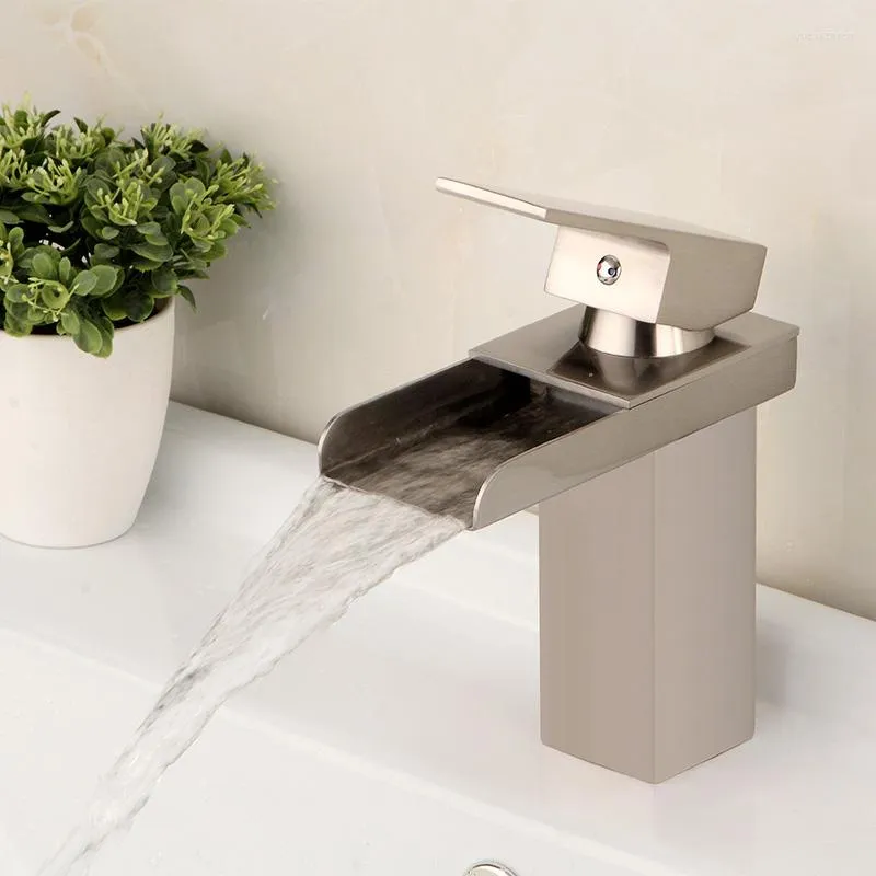 Rubinetti per lavabo da bagno Rubinetto per lavabo Lavelli per lavabo in ottone Lavabo Miscelatore per acqua fredda Rubinetto per cascata Montaggio a ponte Finitura a spazzola Mano singola