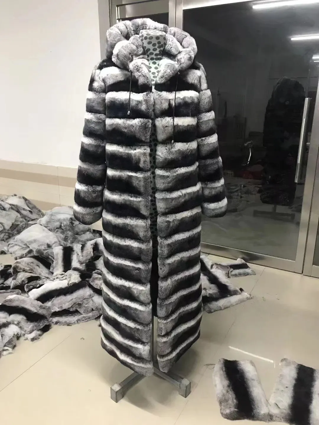 Damen-Fell-Jacke mit Chinchilla-Streifen, für Damen, verlängerter Rex-Kaninchen-Mantel, dicke Kleidung, modisch, Winter, 120 cm, 2023 231117