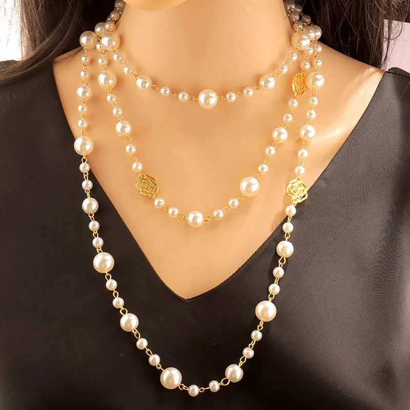 Collier de perles multicouches pour femmes, chaîne de pull en perles de fleurs creuses, longue chaîne suspendue, accessoires de vêtements de luxe, bijoux