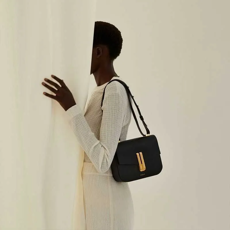 2023 Épaule des sacs de cosmétiques Cases démelliers British minority tofu sac féminin 2022 Nouveau cuir de mode One épaule croix de corps petit sac carré