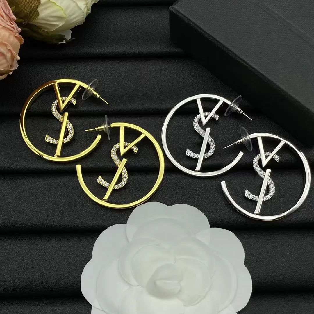 Nowy diament alfabet Hoop Huggie Kolczyki damskie delikatne marki projektantki kolczyki Prezent biżuterii na przyjęcia weselne Prezenty urodzinowe Wysoka jakość z pudełkiem