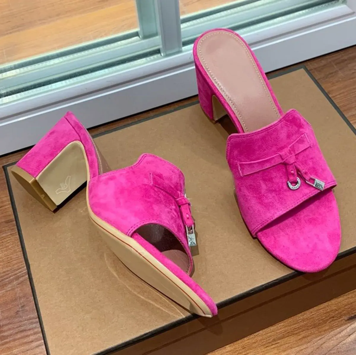 Luxe ontwerpers LP Piana Summer Charms Suede Mules Slippers Slides Slides open-teen schoenen Dieste Block Heel Dames Echte lederen buitenzool Casual schoenen