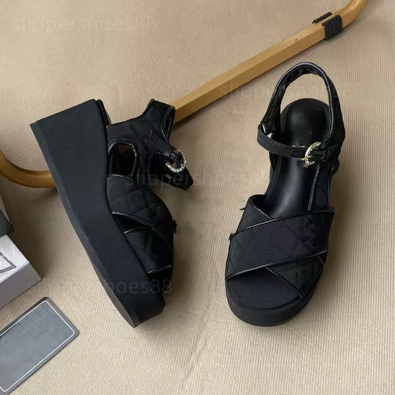 Plattform Klackar kilar sandaler berömda designer kvinnor quiltat läder grosgrain sandles cross slides ankel spänne platt form kil skor chunky häl toffel sandal