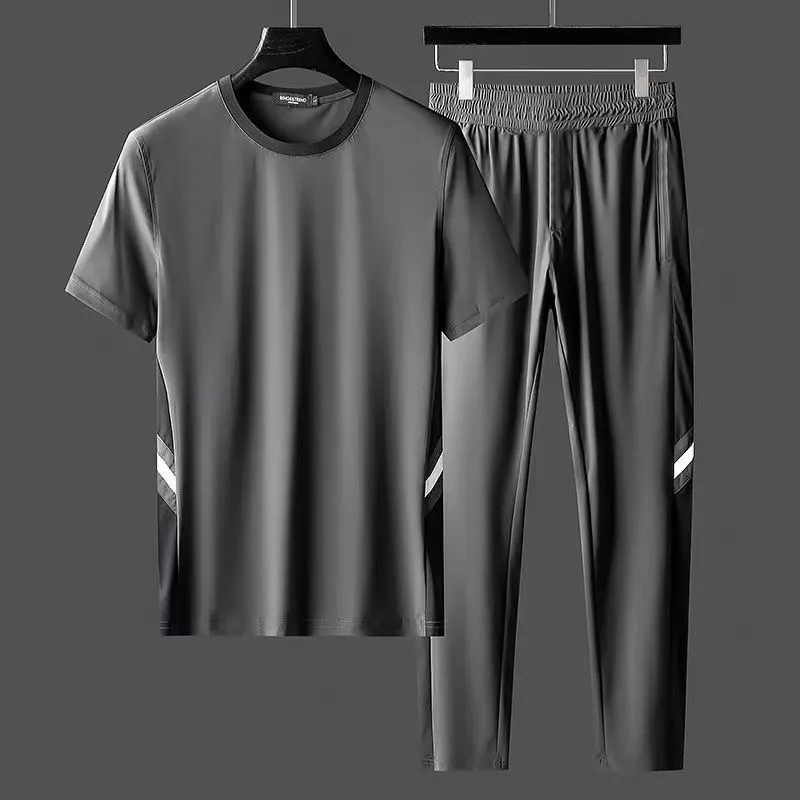 Tute da uomo Estate Uomo Casual Tuta sportiva T-shirt Pantaloni Due pezzi Set Sottile Asciugatura rapida Tuta di seta del ghiaccio Pantaloni sportivi traspiranti Set da 2 pezzi 230418