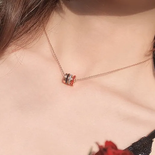 Collana corta in oro rosa in acciaio al titanio stile coreano da donna semplice Collana con clavicola intarsiata di diamanti Vita piccola Ciondolo pieno di diamanti Gioielli eleganti