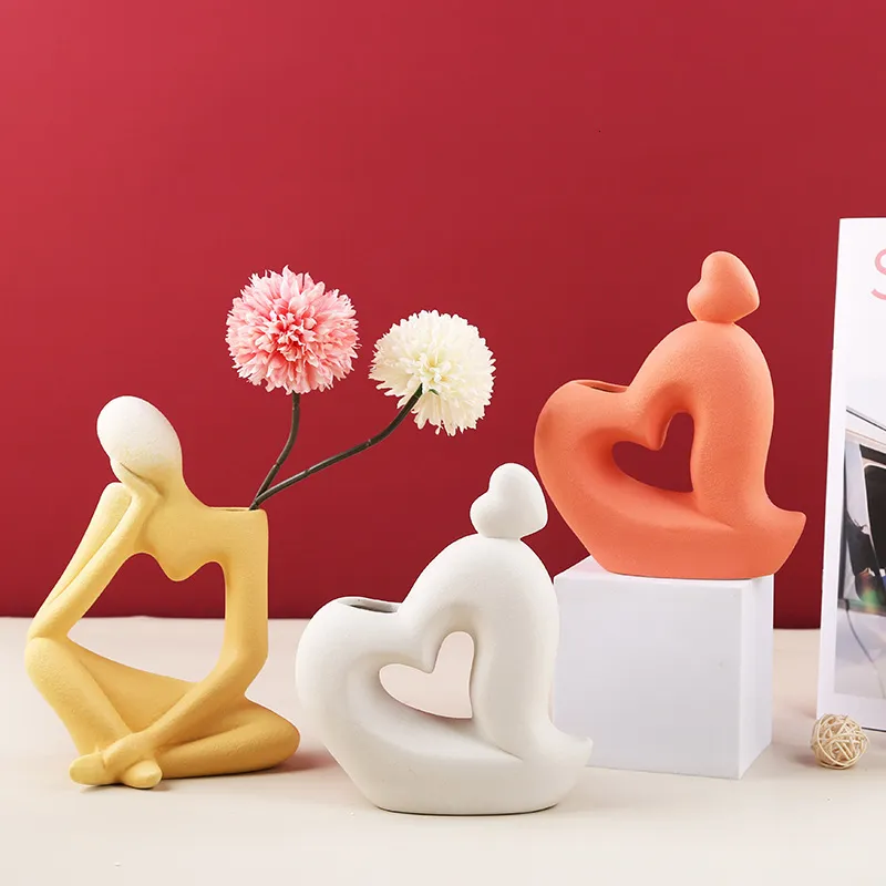 Dekorativa föremål Thinker Statue Creative Ceramic Heart Shaped Vase Nordic Frosted Abstract Home Crafts For Desk Decoration Hydroponic Flower Pot 230418