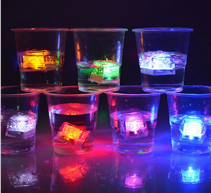 LED Ice Cubes Bar Flash Auto Changing Crystal Cube Vattenaktiverad belysning 7 färger för romantisk fest bröllop julklapp