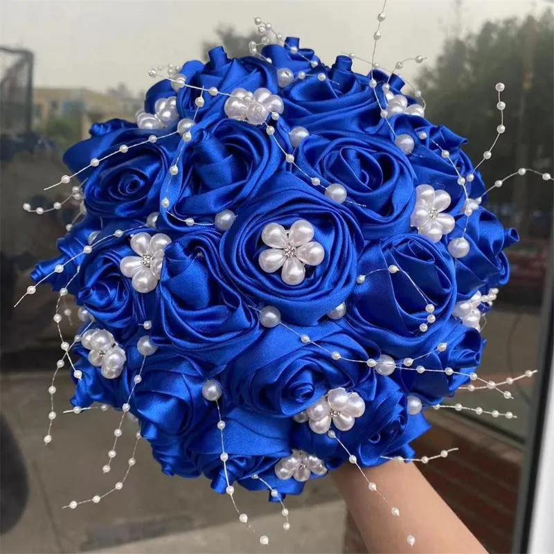 Flores decorativas decoração de pérola de buquê de noiva para o casamento de casamento de casamento de casamentos de cetim noiva e damas de honra acessórios de mão lindos românticos