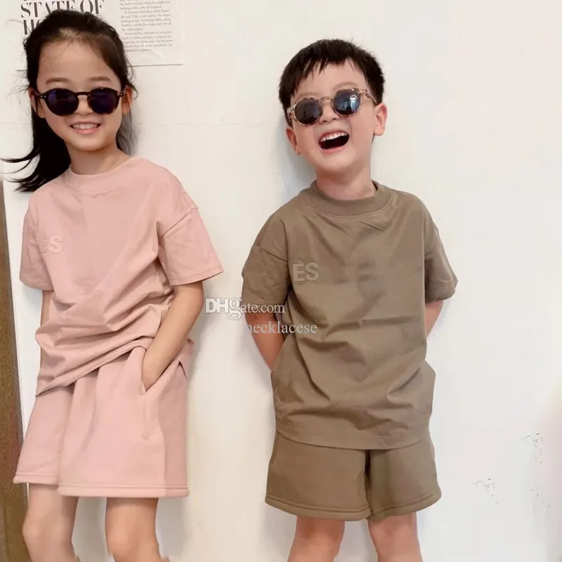 Tasarımcı Çocuk Giysileri Setler Erkekler Tshirts Trailts Shorts Casual Mektup Kız Çocuk Tişörtleri Pantolon Tişörtler Çocuklar Kısa Kollu Üst Gençlik yürümeye başlayan çocuk kıyafetleri