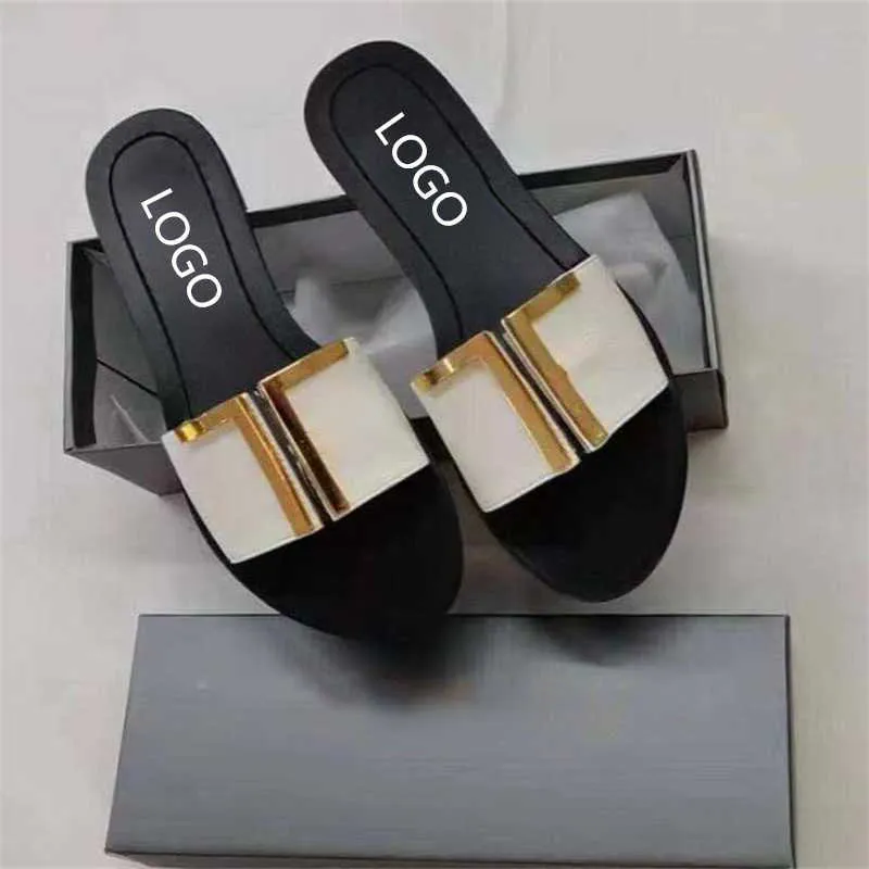 2023 Novos Chinelos TF Hardware Fivela Verão Casual Sapatos Baixos Sandálias Femininas Populares Slides 4 Cores